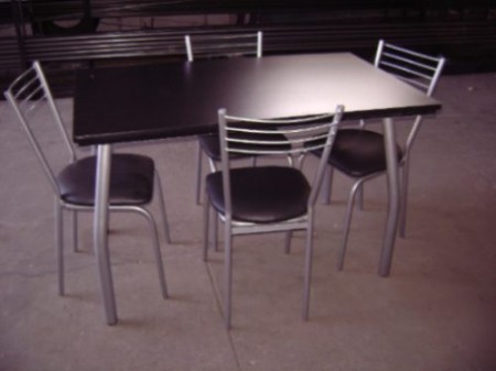 Juego de mesa + 4 sillas $ 700